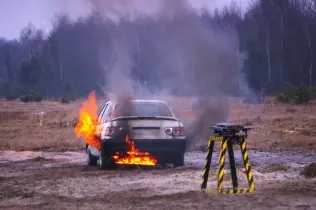 Początkowa faza próby ogniowej samochodu z LPG