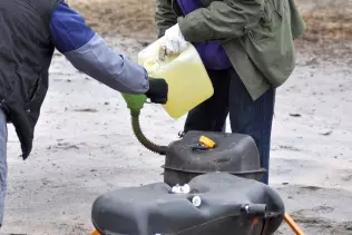 Nalewanie benzyny do zbiornik&oacute;w