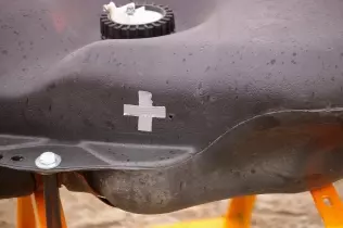 Przestrzelina w&nbsp;zbiorniku benzyny z&nbsp;tworzywa