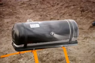 Trzy otwory wylotowe w&nbsp;walcowym zbiorniku LPG