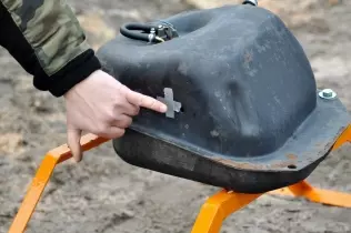 Przestrzelina w&nbsp;stalowym zbiorniku benzyny