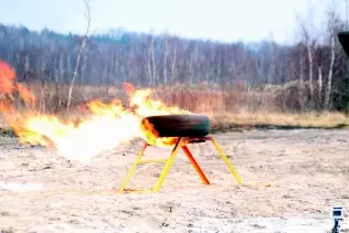 Płonąca faza gazowa uchodząca ze zbiornika toroidalnego