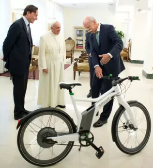 Papież Franciszek i Smart e-bike