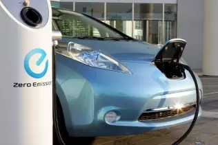 Nissan Leaf w czasie ładowania baterii trakcyjnej