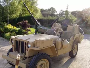 Wojskowy Jeep z działkami na LPG