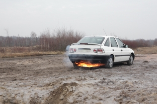 Bezpieczne LPG - moment podpalenia Forda Escorta