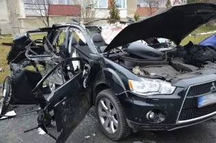 Mitsubishi Outlander po wybuchu znajdującej się wewnątrz 11-kilogramowej butli z gazem