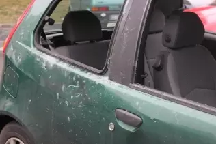 Fiat Punto uszkodzony w wyniku wybuchu butli z gazem w zaparkowanym obok Mitsubishi Outlanderze