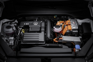 Volkswagen Passat GTE - widok komory silnika