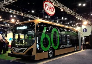 Przegubowy autobus elektryczny BYD