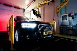 Audi Q3 z systemem Prins na hamowni podwoziowej