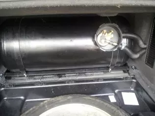 Cylindryczny zbiornik LPG w&nbsp;bagażniku Audi A8 W12