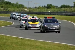 Samochód bezpieczeństwa przewodzi stawce w drugim wyścigu
