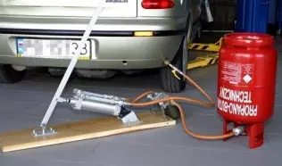 Ręczna pompa do przetaczania LPG z butli 11 kg do zbiorników w samochodzie