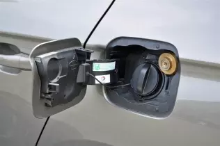 Citroën C-Elysée LPG - wlewy paliw pod wspólną klapką