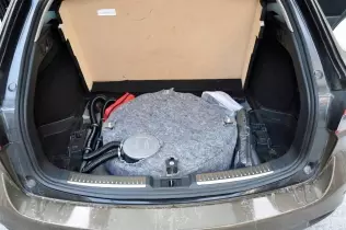 Mazda 6 LPG - zbiornik gazu pod podniesioną podłogą bagażnika