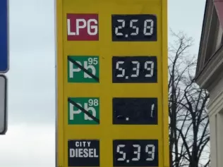 Ceny paliw na pylonie niezrzeszonej stacji benzynowej