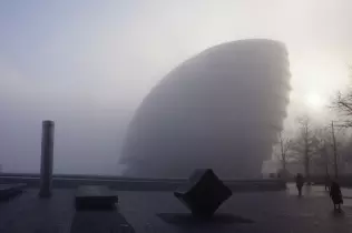 Smog nad londyńskim ratuszem