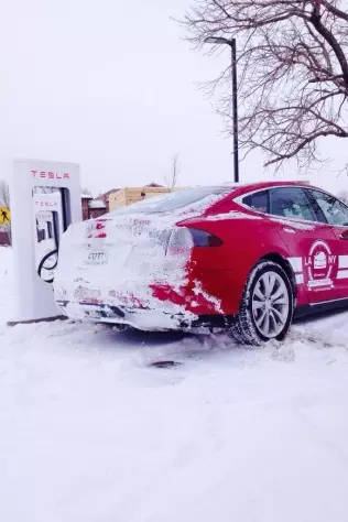 Tesla Model S Coast to Coast Rally - ładowanie akumulatora na stacji Supercharger