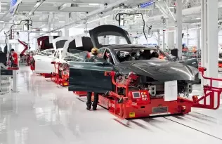Tesla Model S w zakładzie w Fremont
