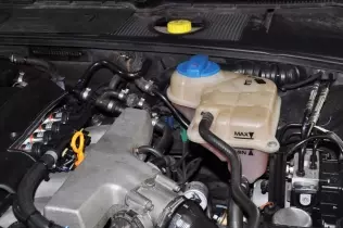 przegląd samochodu LPG- sprawdź zbiornik wyrównawczy układu chłodzenia silnika