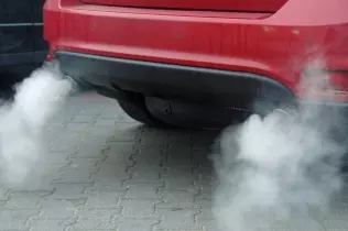 Spaliny z układu wydechowego samochodu