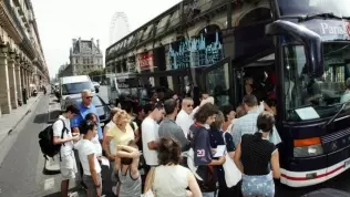 Turyści w centrum Paryża przy autobusie napędzanym silnikiem Diesla