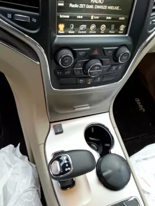 Przełącznik rodzaju zasilania na tunelu środkowym