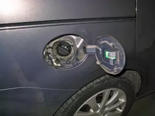 Mazda 5 LPG - wlew gazu pod klapką wlewu benzyny