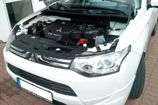 Mitsubishi Outlander LPG - komora silnika