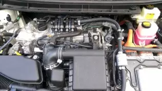 Toyota Prius III LPG - komora silnika