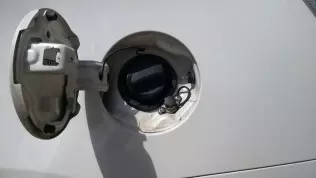 Toyota Prius III LPG - wlew gazu pod klapką wlewu benzyny