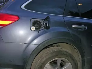 Subaru Outback LPG - zawór tankowania gazu pod klapką wlewu benzyny