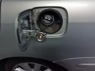 Toyota Avensis LPG - wlew gazu