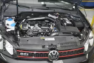 Komora silnikowa Golfa GTI z systemem bezpośredniego wtrysku LPG w fazie ciekłej