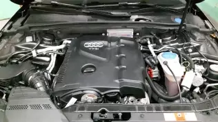 Audi A4 1,8 TFSI LPG - komora silnika z widocznymi komponentami instalacji gazowej