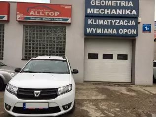 Dacia Logan MCV przed warsztatem Alltop