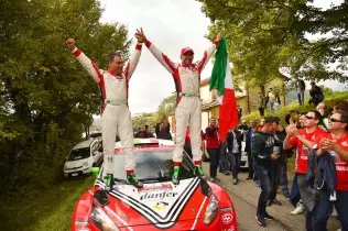Giandomenico Basso i Lorenzo Granai (od prawej do lewej) na mecie Rajdu Due Valli