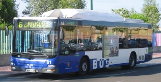 Gazowy autobus miejski na ulicy w Valladolid