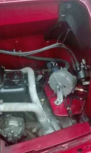 Reduktor LPG w komorze silnika Fiata 126p