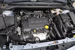 Opel Astra LPG - komora silnika