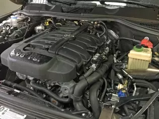 Volkswagen Touareg FSI LPG - widok komory silnika