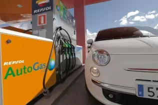 Fiat 500 tankujący LPG na stacji Repsol w Hiszpanii