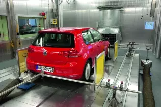Volkswagen Golf w trakcie pomiarów emisji spalin