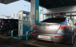 Tankowanie autogazu na stacji paliw w Korei