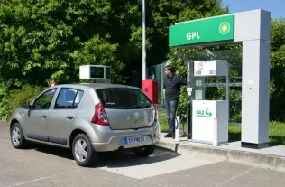 Tankowanie autogazu na stacji paliw we Francji