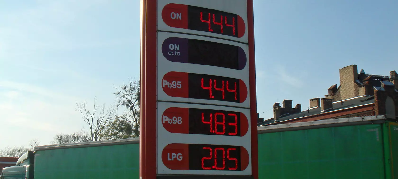 Podwyżki cen paliw dopłynęły do Polski