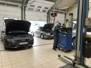 Audi A5 Sportback 2.0 TFSI na stanowisku montażowym instalacji LPG firmy Fach-Mistrz