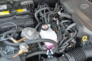 Prototypowy reduktor-parownik KME w&nbsp;komorze silnikowej Lexusa GS 300