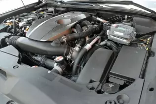 Dwa sterowniki instalacji gazowej KME w&nbsp;komorze silnikowej Lexusa GS 300